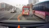 Dete ispalo iz kombija, majka se bacila za njim, a pored glava im projurio autobus