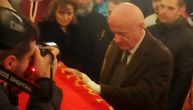 Zavijenom rukom dotakao kovčeg sa svetiteljem: Biznismen Daka došao u Nikšić 12 dana pošto je ranjen