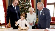 Kraljica sa porodicom sprema puding: Palata objavila fotografije, a ove detalje niste primetili