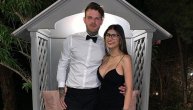 Porno zvezda otkazala svadbu zbog korona virusa, pa zgranula izjavom o sahrani u venčanici