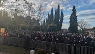 Ogradom spečili da priđu zdanju: Sveštenici i monasi pevali ispred crnogorske Skupštine