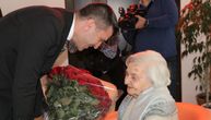 Baka Mila proslavila je 100. rođendan uz tortu, prijatelje, i ministra koji joj je poklonio 101 ružu
