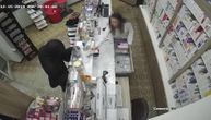Pojavio se snimak pljačke apoteke u Novom Pazaru: Jasno se čuje šta razbojnik sve vreme ponavlja