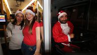 Vozač Ljuba obučen kao Deda Mraz delio čokoladice putnicima 35-ice: Pomagale su mu lepe Seka Mrazice