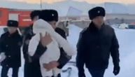 Iz olupine aviona koji se srušio u Kazahstanu izvučena beba: Objavljen snimak spasavanja