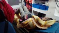 Prva fotografija pronađene Monike: Devojčica uvijena u ćebad u vozilu Hitne pomoći