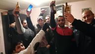 "Kao da mi se unuka ponovo rodila": Slavlje u kući Monike Karimanović, okupljeni nazdravljaju
