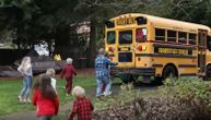 Najkul deka kupio autobus i postao lični vozač: "Deda ekspresom" svaki dan vozi unuke u školu