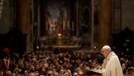 Papa Franja u redu za vakcinu: "To je moralni izbor, jer se u protivnom kockate sa životom"