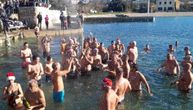 1. januara su se skinuli i zaplivali u ledenom moru: Novogodišnja kupanja u Puli, Šibeniku i Sisku