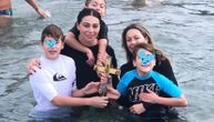 Supruga poznatog grčkog košarkaša u poodmakloj trudnoći plivala za Časni krst i podelila javnost