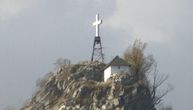 Najmanja skrivena crkva u Srbiji: Vernici treba 3 puta da obiđu oko nje, a grešni padaju u ponor