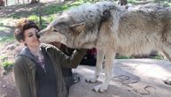 Vole poljupce s jezikom, stide se i uživaju u maženju: Devojka ispričala o bliskom susretu sa vukom