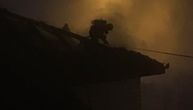 Veliki požar u Zemunu: Izgoreo krov zgrade, 6 vatrogasnih ekipa gasilo vatrenu stihiju