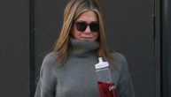 Ni debeli džemper nije uspeo da sakrije "nakostrešenost" grudi seksi Dženifer Aniston