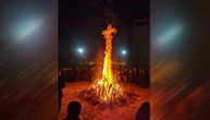 Fotografija čuda ispred hrama u Podgorici: Plamen od paljenja badnjaka formirao krst?