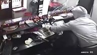 Snimak pljačke menjačnice sa sigurnosne kamere u Omoljici sve je nasmejao: Ni sekira mu nije pomogla