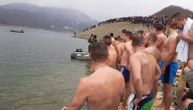 Plivanje za Časni krst u jezeru Gazivode: 140 plivača skočilo u ledenu vodu