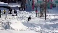 Sneg zatrpao kuće i automobile u Kanadi: Snouborderi izašli na ulice, pa pokazali ko je glavni