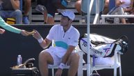 Sraman potez na Australijan openu: Teniser tražio od devojčice da mu oljušti bananu, sudija reagovao