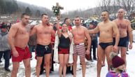 Neobični prizori u Sjenici: Takmičari rukama razgrtali led da bi plivali za krst, pa pobedila žena
