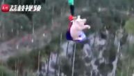 Surova kineska atrakcija: Bacili svinju sa bandžija, životinja skičala dok je publika navijala