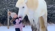 "Dođi da me maziš": Prevelika ljubav jedne devojčice i njenog belog konja