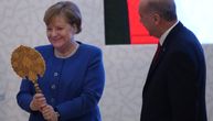 "Ogledalce, ogledalce moje": Erdogan zasipao Merkelovu poklonima, ovaj joj je najdraži