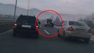 Hit video na autoputu Sarajevo-Zenica: Vukli muškarca na sankama, blokirali obe trake