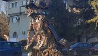 Lov na veštice u Jagodini: Postavili neobičnu skulpturu u park, ona na metli nestala preko noći
