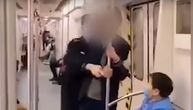 Drama u kineskom metrou: Policajac izbacio na peron muškarca koji je odbijao da stavi masku