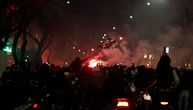 Baklje, zapaljeni kontejneri i kordoni policije: Hiljade navijača PAOK-a na protestu protiv Vlade