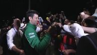Novak izašao ispred stadiona, a onda je nastala ludnica: Klinci vrištali, Đoković ih oduševio!