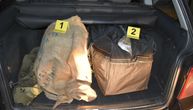 Policija u autu žene koja je vozila kroz Petrovaradin našla 20 kilograma marihuane i 5 pištolja