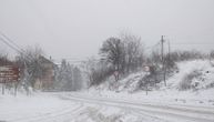Sneg u Srbiji pravi prve probleme ove godine: Rade buldožeri zbog mećave, vetar divlja 90 na sat