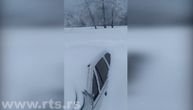 I dalje vanredno u Crnoj Travi: Do pojasa se propada u sneg, kola se jedva vide