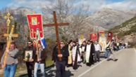 Hiljade vernika krenulo na litiju prema Trebinju, dugu 30 kilometara, da podrže Srbe u Crnoj Gori