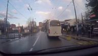 Ne pokušavajte ovo na ulici: Vozač gradskog minibusa za nekoliko minuta uspeo da napravi 3 prekršaja