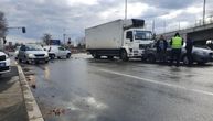 Stravična nesreća kod Ostružnice: Sudarila se dva vozila, poginula devojka, četiri osobe poveđene