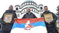 Hodočasnici posle 10 dana pešačenja stigli u Nikšić: Dočekali ih bakljadom i skandiranjem