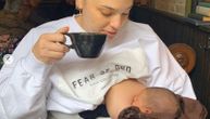 Ešli Grejem (32) pije kafu dok doji dete: Fotografija koja nikog nije ostavila ravnodušnim