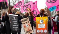 Protest u Londonu zbog Nedelje mode: Demonstranti nosili haljine od lanaca, blokirali raskrsnice