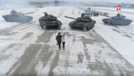 Ljubav uz "podršku" teškog naoružanja: Ruskinja je rekla "da" dok su se tenkovi ređali u obliku srca