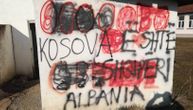 Grafit "Kosovo je Albanija" na zgradi škole kod Gračanice