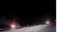 Dramatičan snimak: Policajac izvukao povređenog vozača iz automobila buktinje