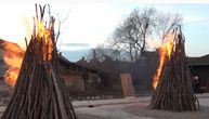 Ovako se u Laznici neguje kult mrtvih, zovu turiste: Pale vatru, uz pesmu i igru sećaju se pokojnika