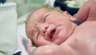 Fotografija sa porođaja postala hit u svetu zbog face koju je tek rođena beba napravila