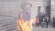 U povorci u Imotskom spaljene "gej lutke", na jednoj lice političara: Deca gledala iz prvih redova