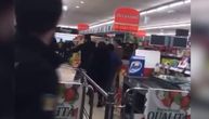 Italijani gube kontrolu zbog korona virusa: Sevale pesnice u prodavnici, ljudi nekontrolisano kupuju