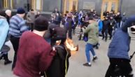 Uznemirujući snimak: Čovek se zapalio ispred predsedništva zbog problema sa zemljom